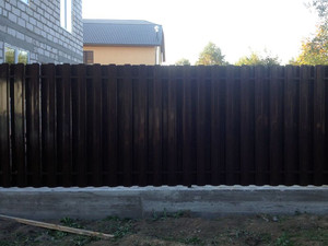 Ставить ли забор с откатными воротами на даче